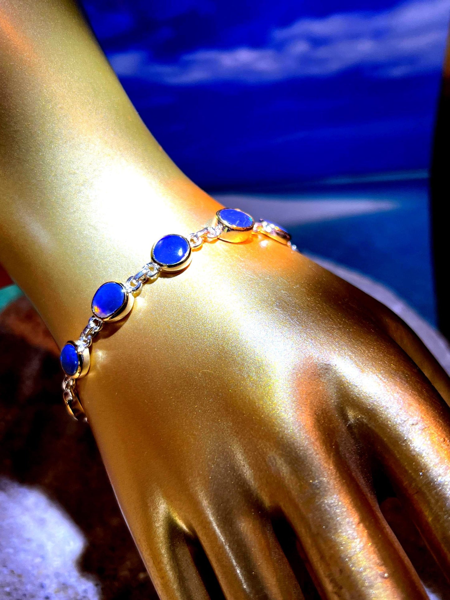 Opalarmband Opulent Blue Metallic Boulder Opal in 18Kt Goldvermeil Fassung