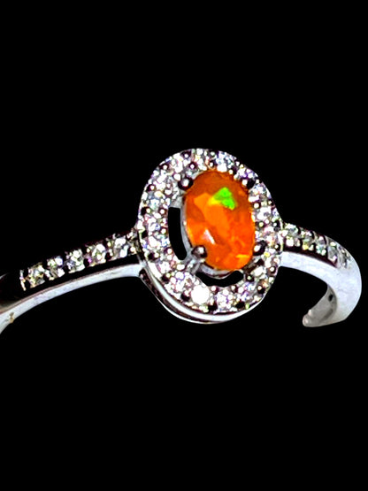Mein Preis  Feueropal orange grün in Krappenfassung mit Zirkon Ring in Sterlingsilber