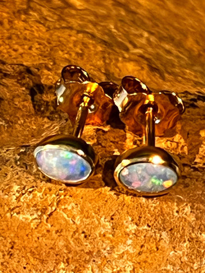 Australische Opal Ohrstecker in 18Kt Goldvermeil Fassung