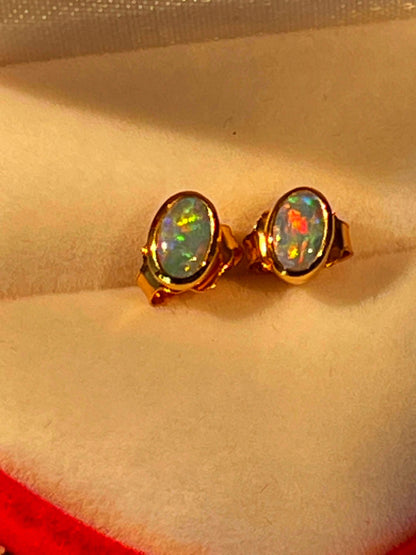 Australische Opal Ohrstecker in 18Kt Goldvermeil Fassung
