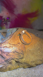 Australischer Boulder Opal mit grün blauen Blitzen Silberring