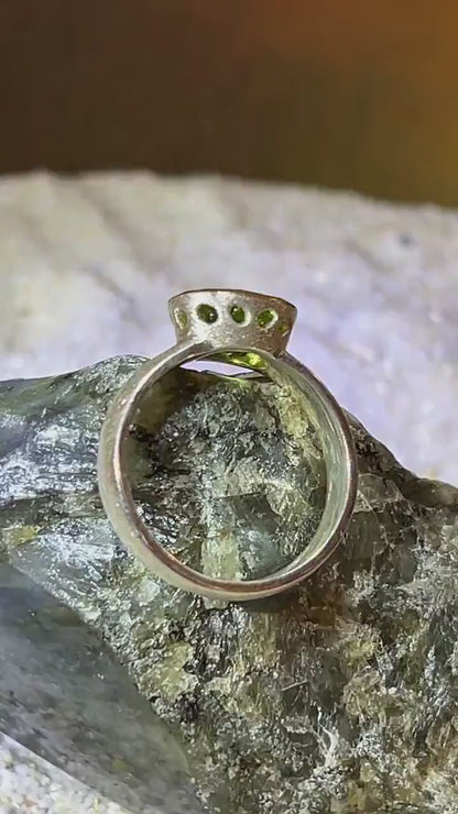 Peridot Sonne Ring in Silber mit teilvergoldeter Fassung