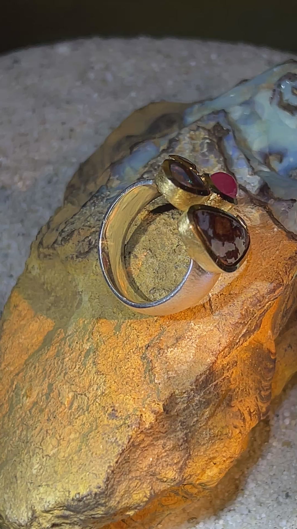 Boulder Opal Queensland Rubin Saphir Kombination Ring in Silber mit vergoldeter Fassung