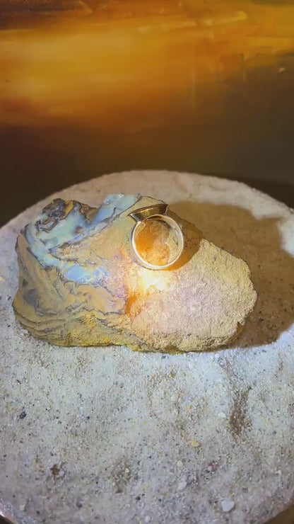 Boulder Natur Opal Queensland Ring in Silber mit goldplattierter Fassung