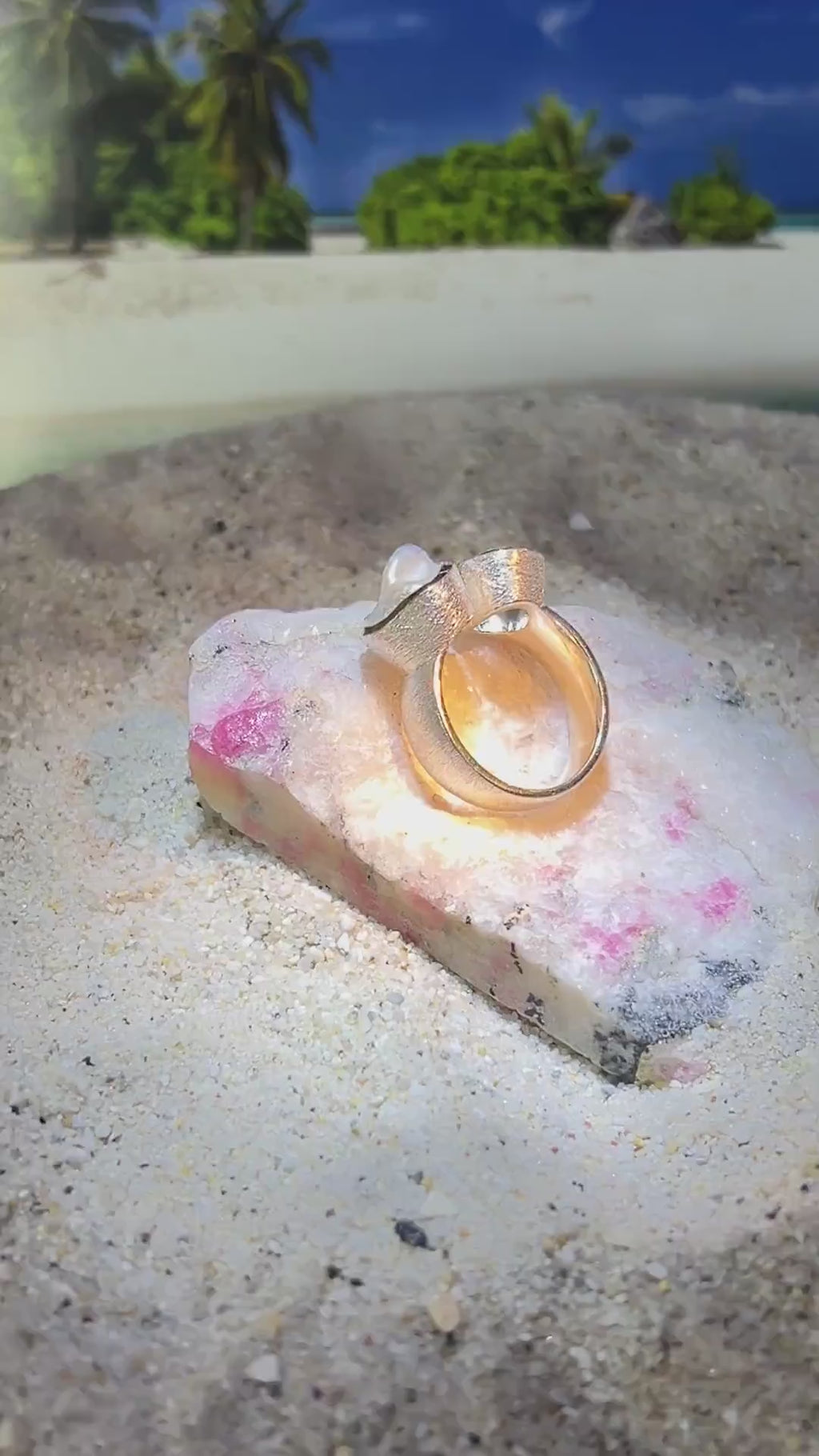 Bergkristall Geisterwelt mit Barockperle Silberring mit Goldvermeil Fassung